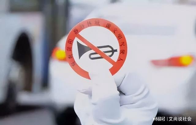 关于司机突然鸣笛致老人受惊倒地身亡！法院判了的事件分析