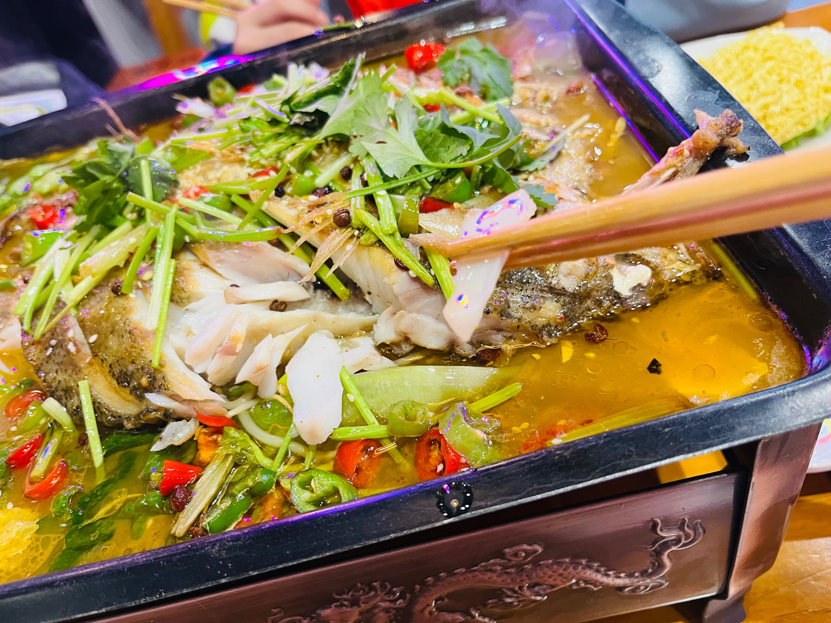 大鱼顺水游进烧烤店，一场味蕾与自然的奇妙邂逅