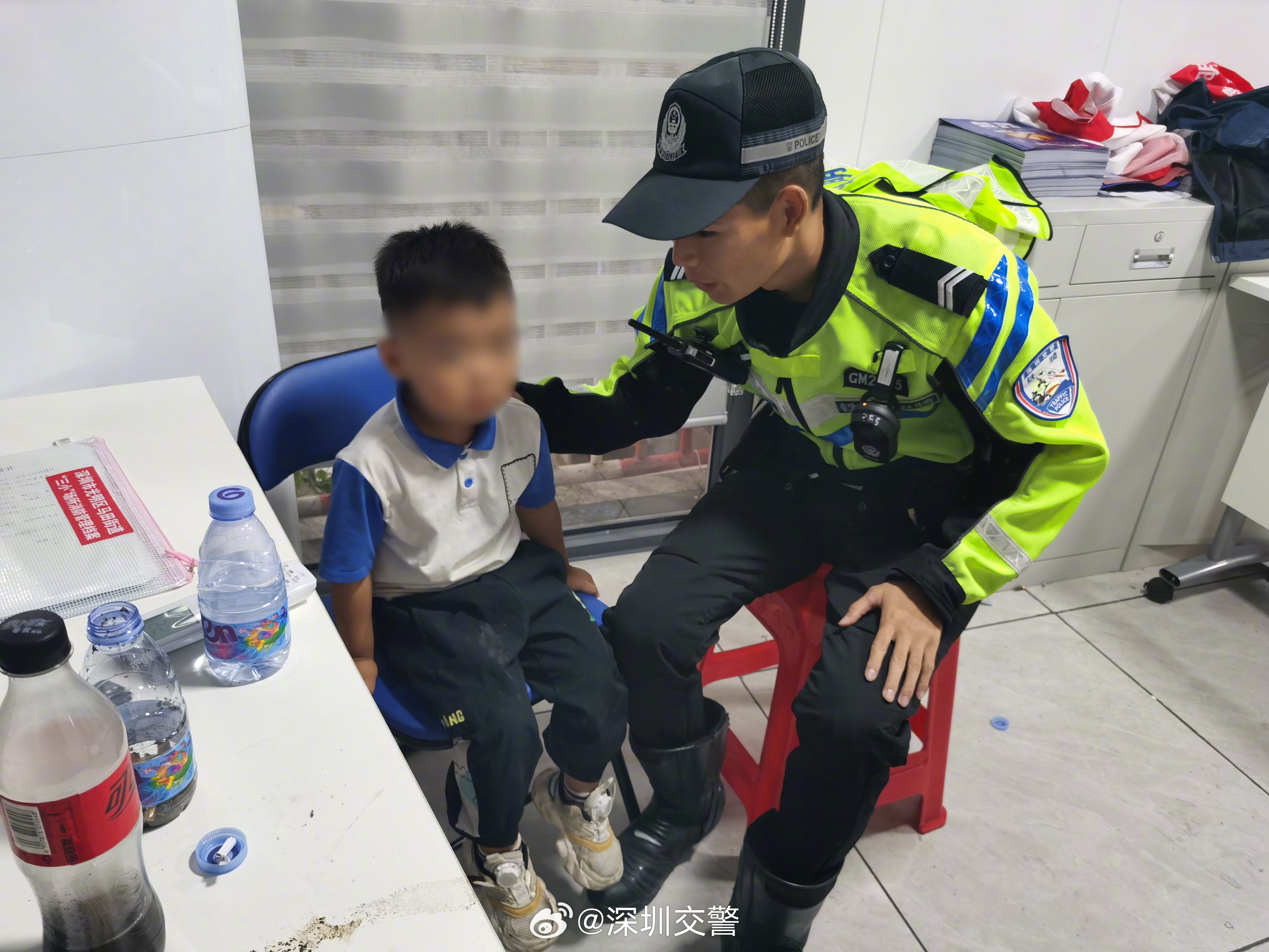 男孩向交警举报父亲，一起探讨家庭、责任与勇气