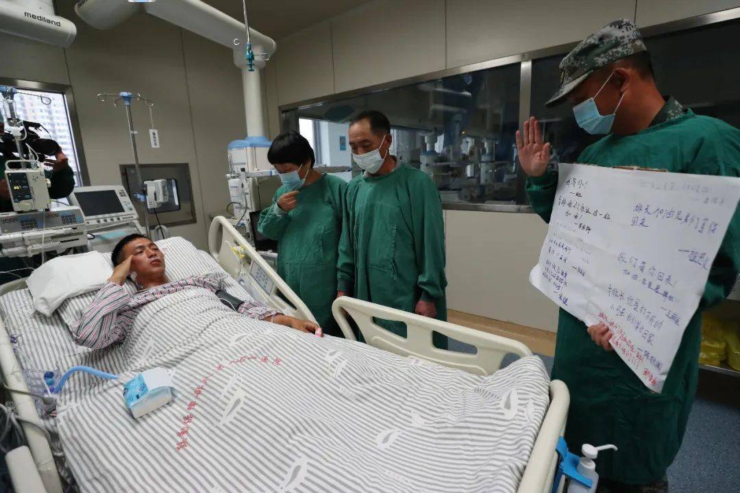 病房外举牌探望男生离世，同学们深情缅怀