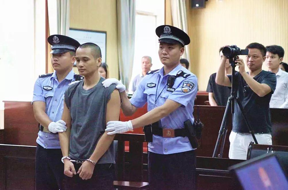 男孩冲进金店喊打劫，老板淡定发问背后的故事启示