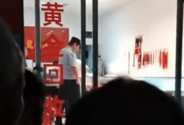男孩冲进金店大喊打劫，一则引人深思的社会警示