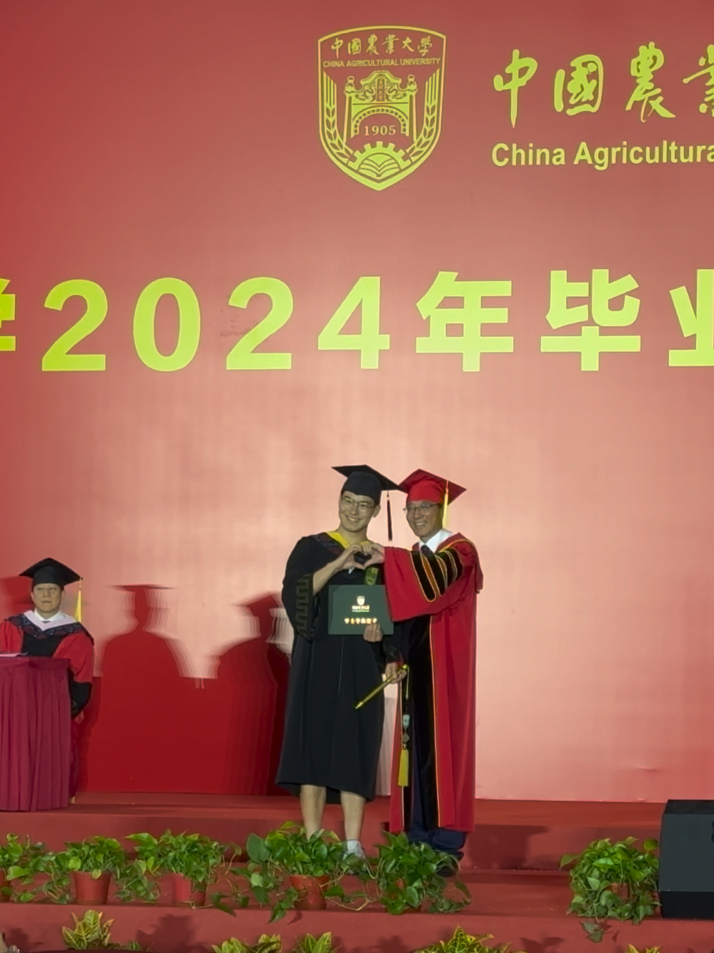 63岁中国农大校长全程站立拨穗14小时，坚韧不拔的精神鼓舞人心