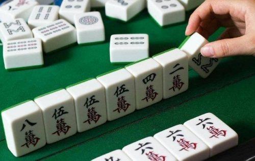 干部请假半天打麻将赌博被行拘，公众眼中的警示与反思