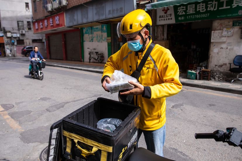 广州一外卖小哥，城市中的英雄与生活的缩影