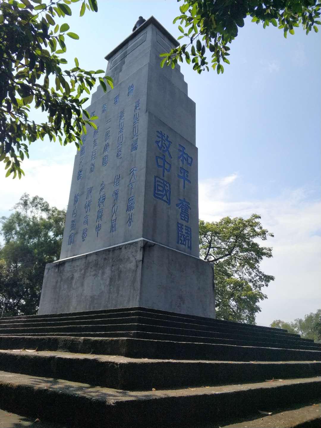 以总理站在被炸毁科研所废墟前的苦笑——逆境中的坚韧与希望