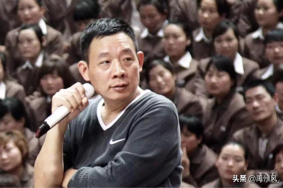 探寻胖东来背后的故事，董事长照片引发的思考