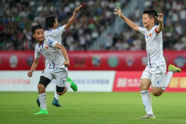 中甲盐城队17岁门神严子航受访，青春热血铸就辉煌