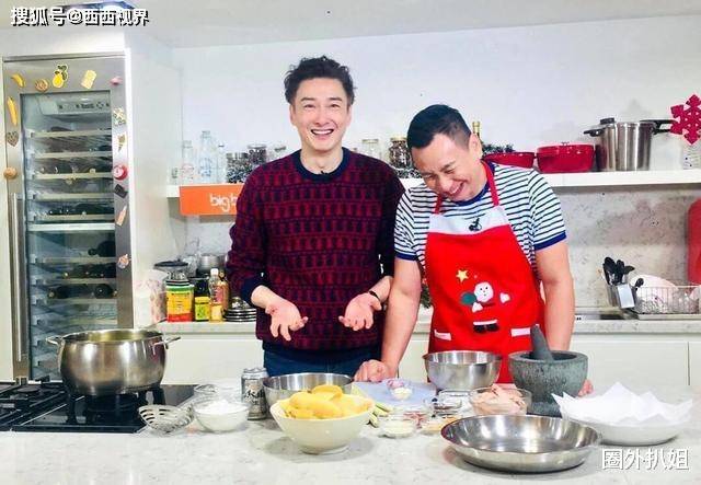 41岁男演员送外卖，手拿餐盒，卖力奔跑