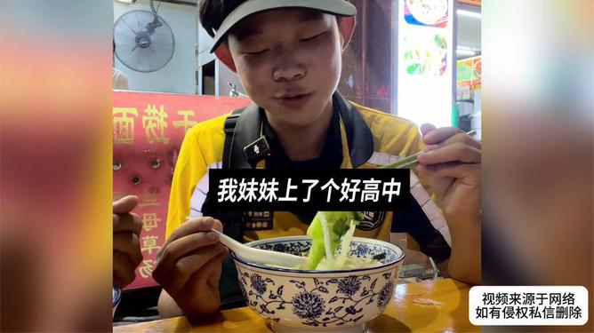 41岁男演员送外卖，手拿餐盒，卖力奔跑