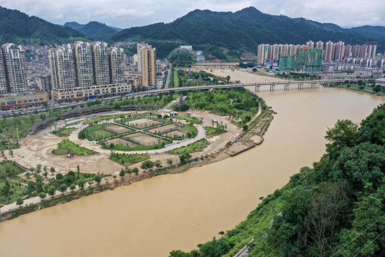 榕江最大商场遭遇洪水淹没，瀑布般的洪流无情灌入