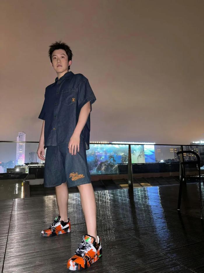 王楚钦亮相LV大秀，星光璀璨，运动时尚新标杆