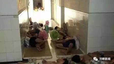 高温下的特殊选择，学生在楼道里的午休时光
