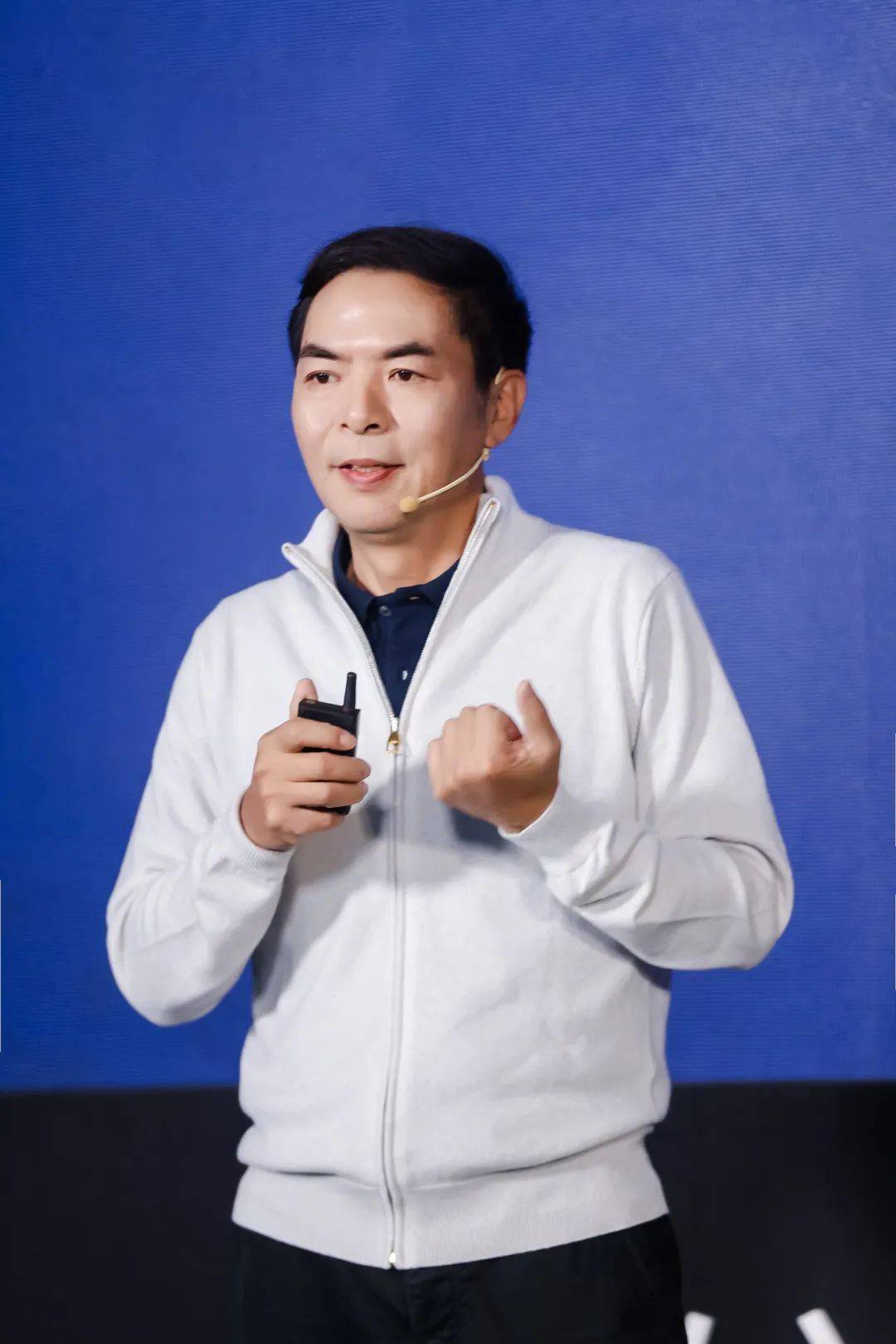 张小龙跳海救人走红，英勇之举燃爆全网