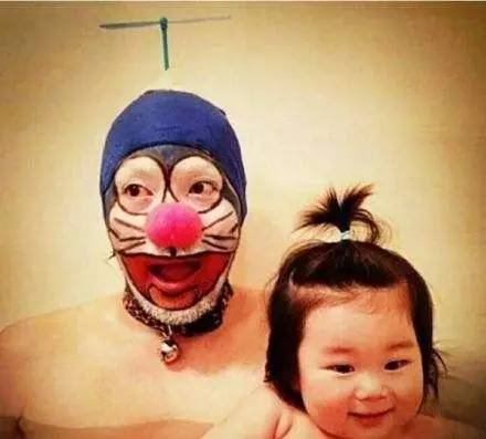 九个月大的宝宝看到爸爸后秒变脸，奇妙的亲子瞬间