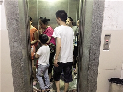 物业撤场停电梯，居民每天爬30层楼——社区变革中的挑战与应对