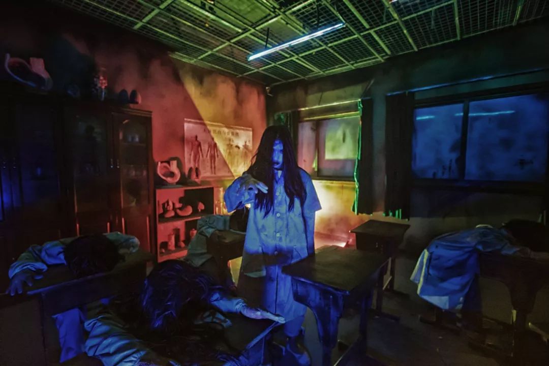 两少女的鬼屋酒店探险之旅