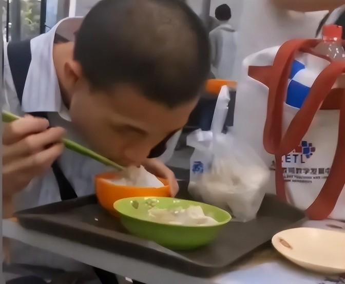 北大女生食堂员工，背后的故事与辛勤付出
