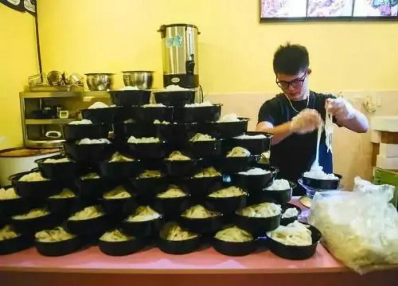北大研究生毕业卖米粉，跨界追梦的热血青春