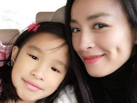 张庭女儿回应被说丑，自信闪耀网络时代