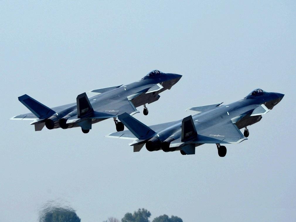 歼20双机编队，空中雄鹰的卓越风采