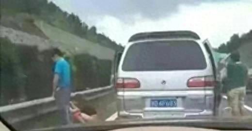 女子在高速公路随地大小便，背后的反思与启示