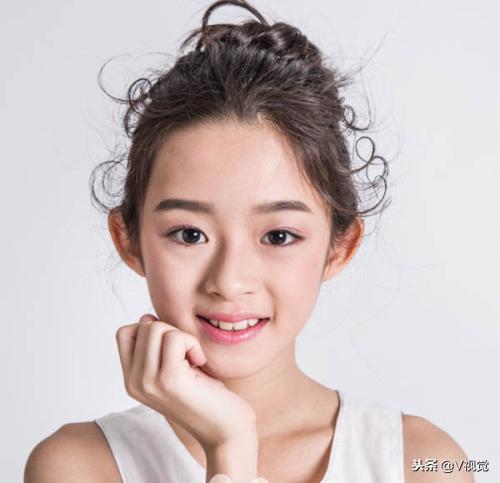 揭秘黄杨钿甜真名叫什么，星途璀璨背后的真实姓名揭晓