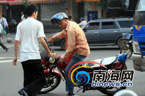 横穿马路骑摩托车行为的危害与后果