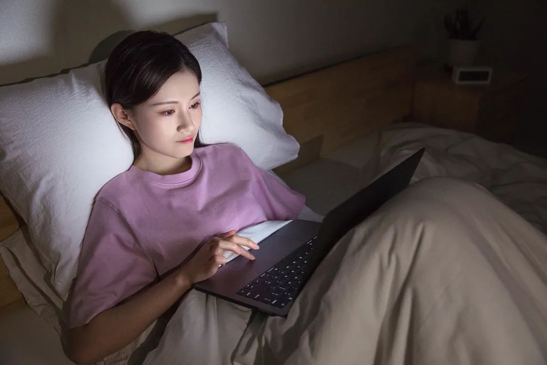 警钟长鸣，29岁女生因熬夜与压力引发的闭经反思