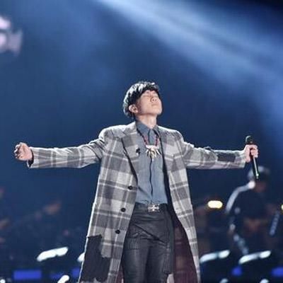林俊杰演唱会突发意外 中断演唱，歌迷心系呼唤再次起航