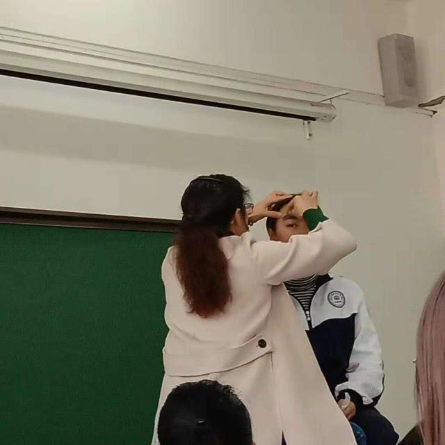 男老师上阵给学生化妆，一分钟化十个，技能与态度的双重考量